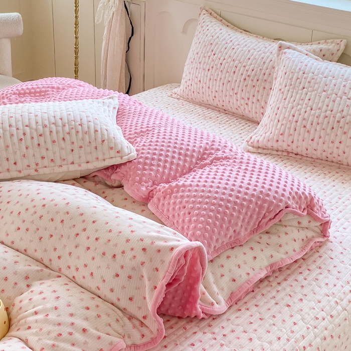 91家纺网 家纺一手货源 找家纺 尚美 2025新款豆豆绒牛奶绒大花边床盖四件套（床盖花边随机） 丽莎