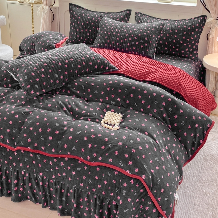 91家纺网 家纺一手货源 找家纺 尚美 2025新款豆豆绒牛奶绒大花边床盖四件套（床盖花边随机） 情满