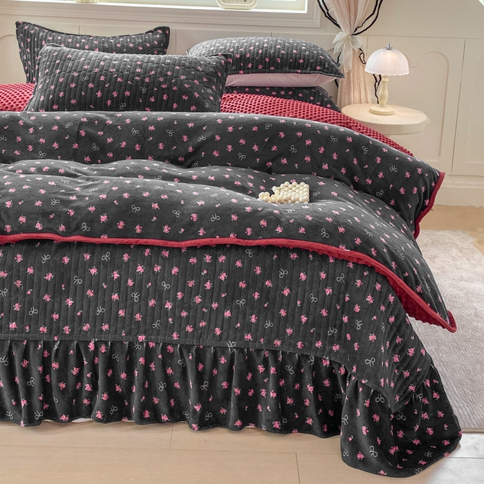 91家纺网 家纺一手货源 找家纺 尚美 2025新款豆豆绒牛奶绒大花边床盖四件套（床盖花边随机） 情满