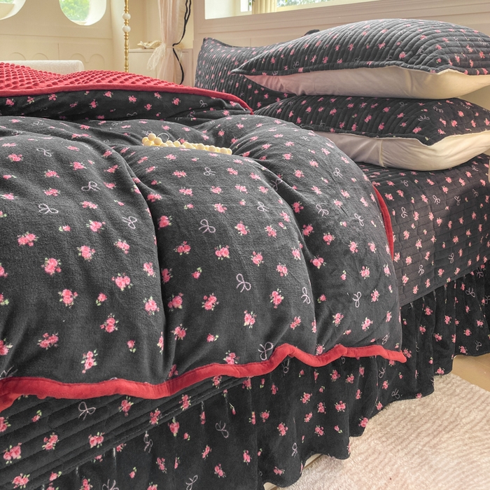 91家纺网 家纺一手货源 找家纺 尚美 2025新款豆豆绒牛奶绒大花边床盖四件套（床盖花边随机） 情满