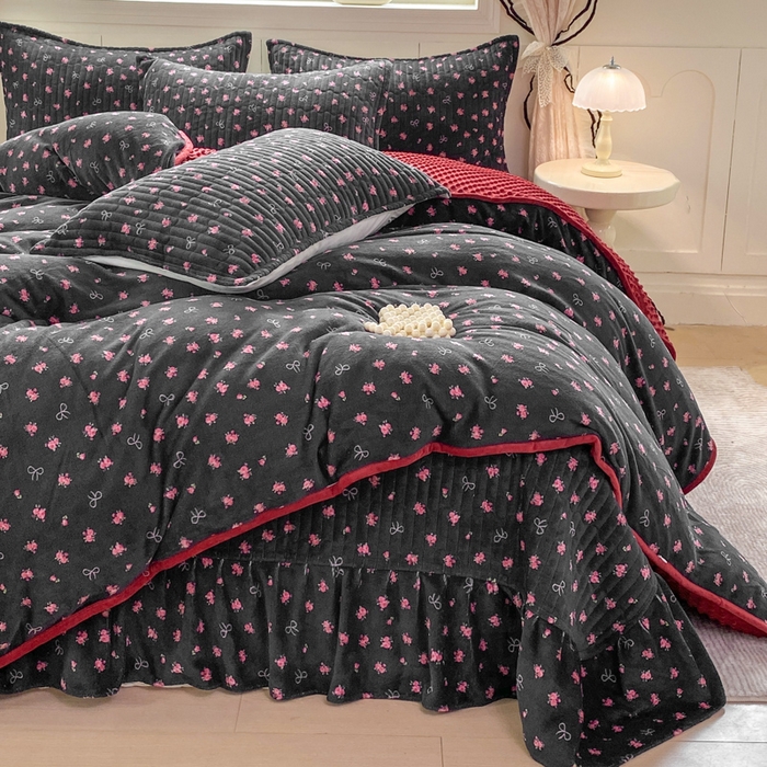 91家纺网 家纺一手货源 找家纺 尚美 2025新款豆豆绒牛奶绒大花边床盖四件套（床盖花边随机） 情满