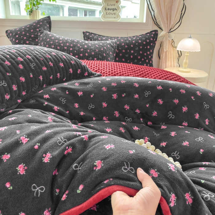 91家纺网 家纺一手货源 找家纺 尚美 2025新款豆豆绒牛奶绒大花边床盖四件套（床盖花边随机） 情满