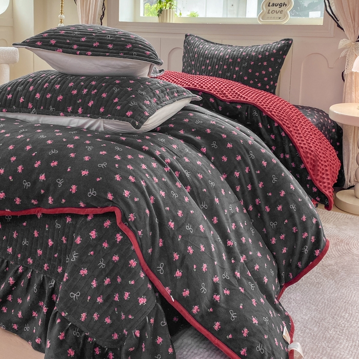 91家纺网 家纺一手货源 找家纺 尚美 2025新款豆豆绒牛奶绒大花边床盖四件套（床盖花边随机） 情满