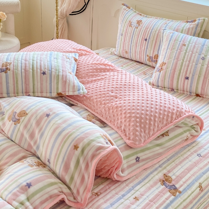 91家纺网 家纺一手货源 找家纺 尚美 2025新款豆豆绒牛奶绒大花边床盖四件套（床盖花边随机） 香香狗