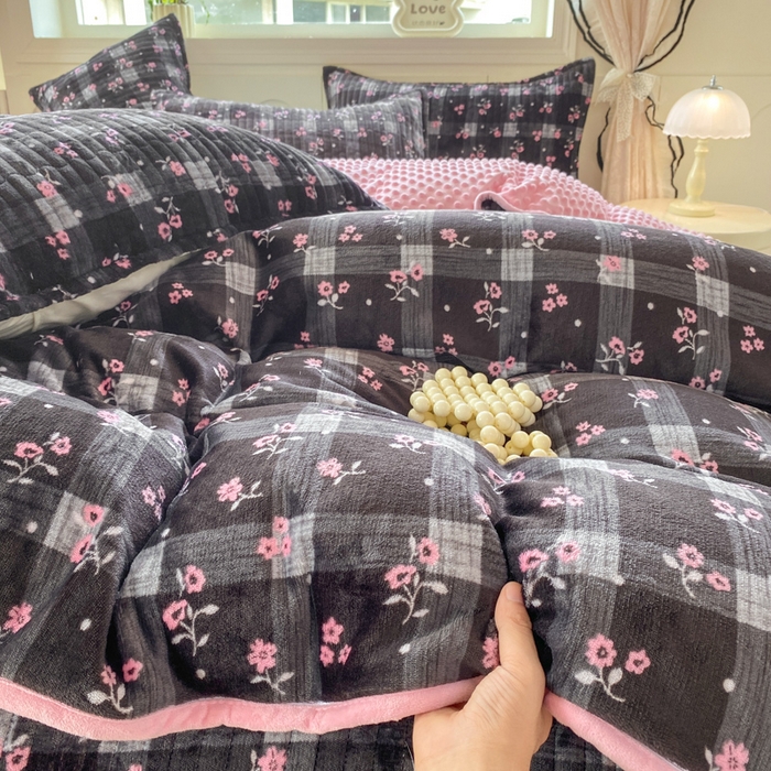 91家纺网 家纺一手货源 找家纺 尚美 2025新款豆豆绒牛奶绒大花边床盖四件套（床盖花边随机） 欣悦