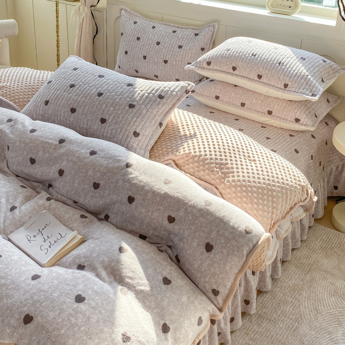 91家纺网 家纺一手货源 找家纺 尚美 2025新款豆豆绒牛奶绒大花边床盖四件套（床盖花边随机） 叶麦心