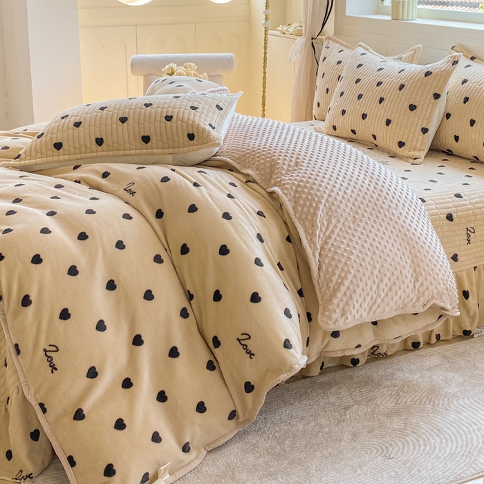 91家纺网 家纺一手货源 找家纺 尚美 2025新款豆豆绒牛奶绒大花边床盖四件套（床盖花边随机） 字母爱心