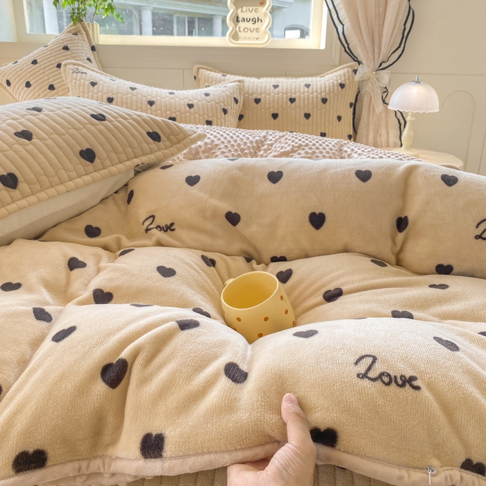 91家纺网 家纺一手货源 找家纺 尚美 2025新款豆豆绒牛奶绒大花边床盖四件套（床盖花边随机） 字母爱心