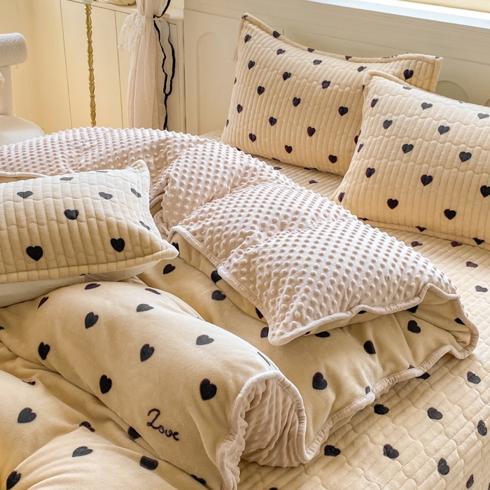 91家纺网 家纺一手货源 找家纺 尚美 2025新款豆豆绒牛奶绒大花边床盖四件套（床盖花边随机） 字母爱心