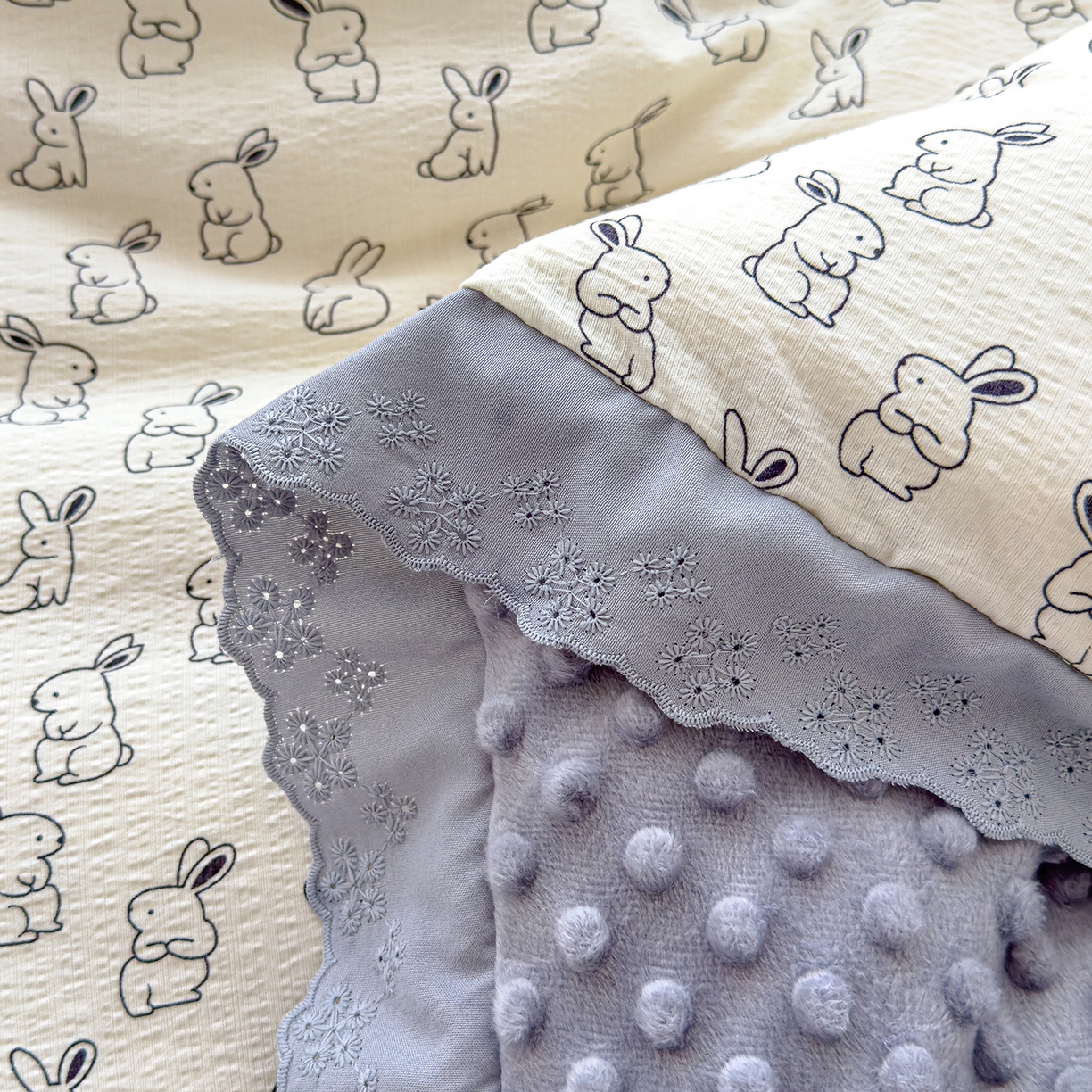 91家纺网 家纺一手货源 找家纺 芯恋家居 2025新款A类提花韩版花边豆豆冬被被子春秋被芯大豆被豆豆被 呆萌兔