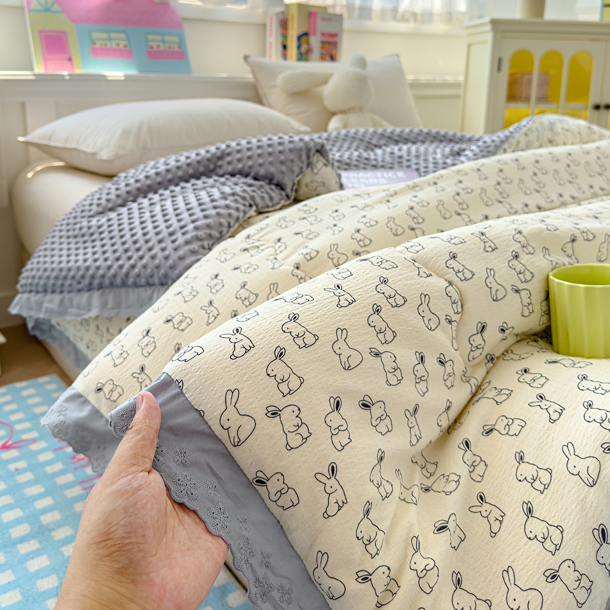 91家纺网 家纺一手货源 找家纺 芯恋家居 2025新款A类提花韩版花边豆豆冬被被子春秋被芯大豆被豆豆被 呆萌兔