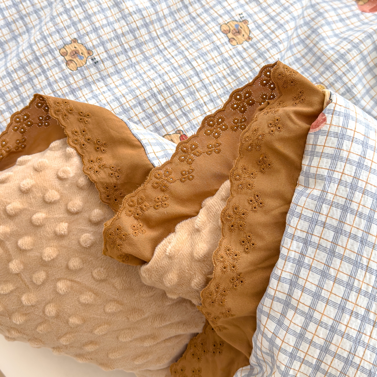 91家纺网 家纺一手货源 找家纺 芯恋家居 2025新款A类提花韩版花边豆豆冬被被子春秋被芯大豆被豆豆被 卡皮巴拉