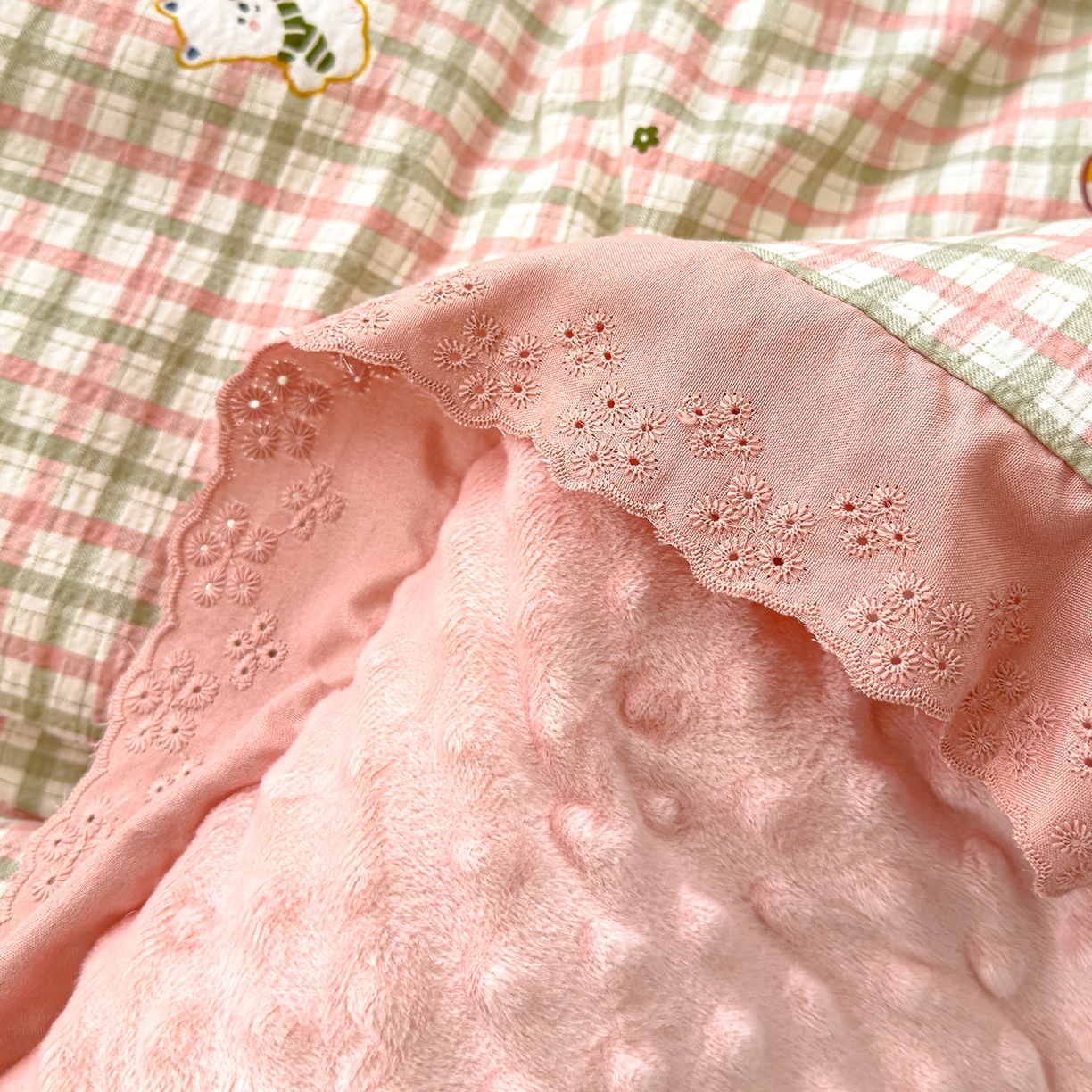 91家纺网 家纺一手货源 找家纺 芯恋家居 2025新款A类提花韩版花边豆豆冬被被子春秋被芯大豆被豆豆被 格子萌宠