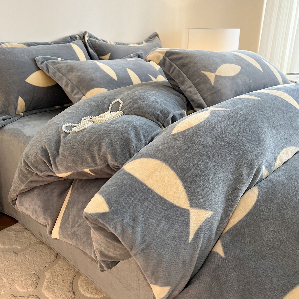 91家纺网 家纺一手货源 找家纺 富馨莱 2025新款牛奶绒印花单件被套240克面料支持一件定制尺寸 布朗灰