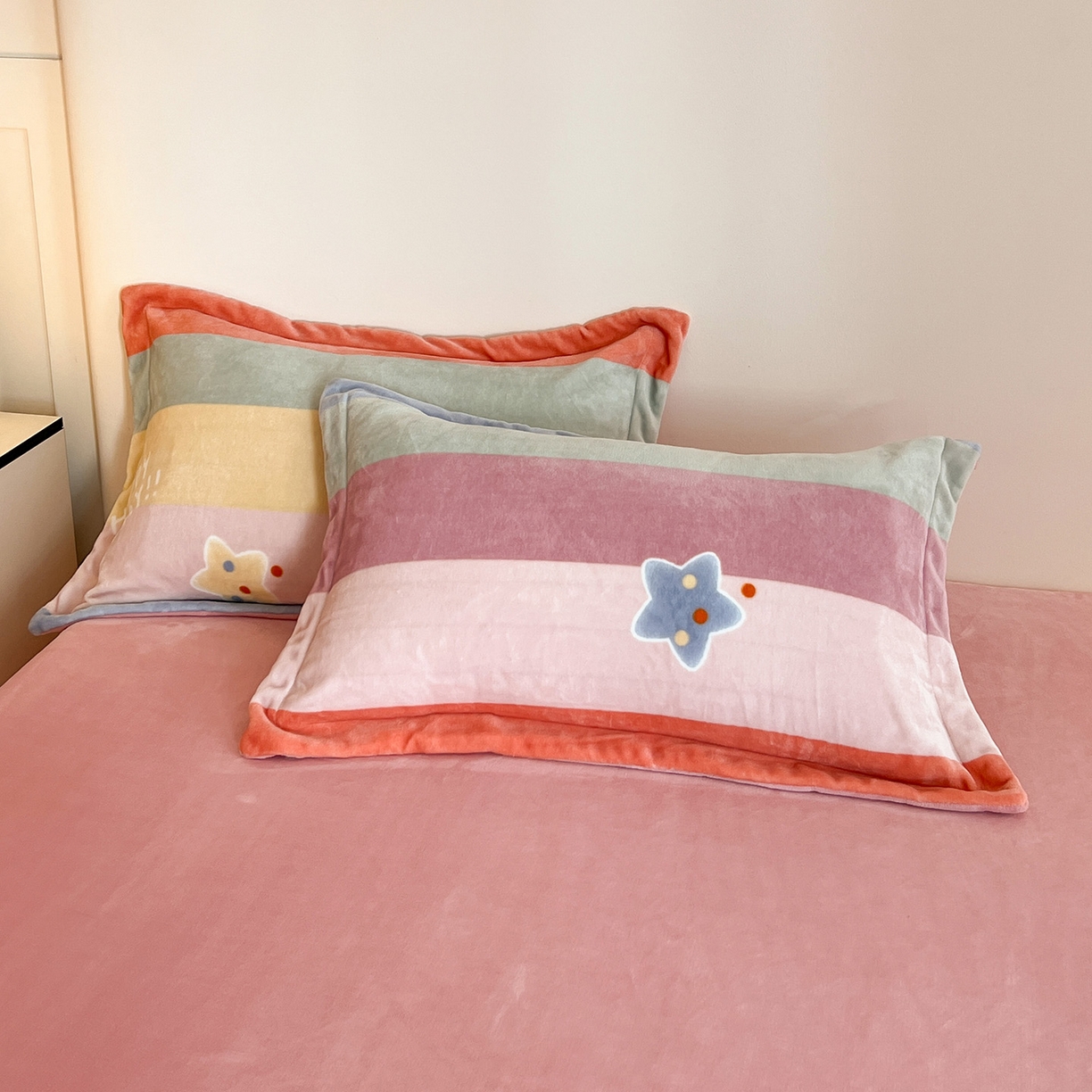 91家纺网 家纺一手货源 找家纺 富馨莱 2025新款牛奶绒印花单件被套240克面料支持一件定制尺寸 彩虹星星