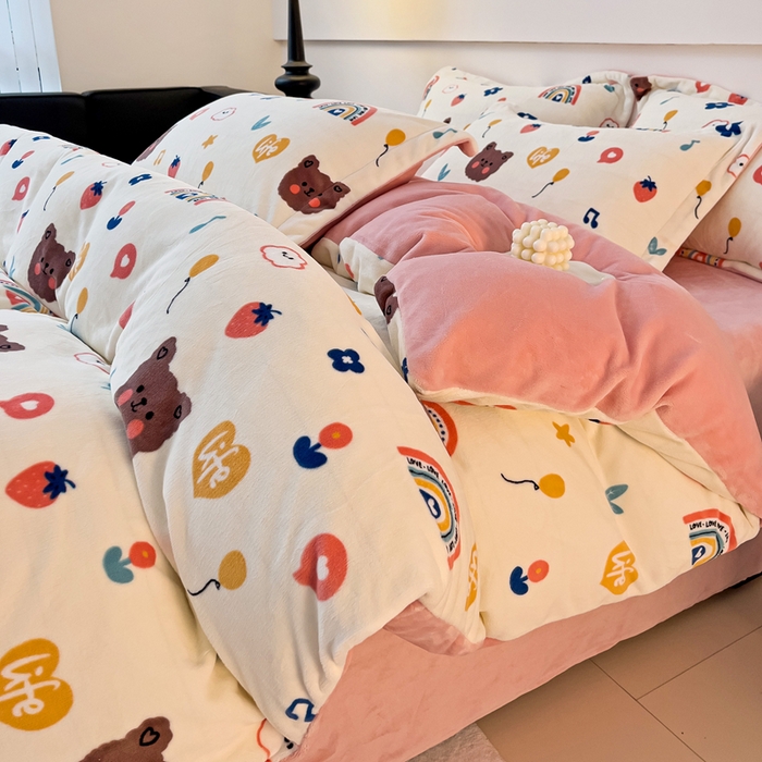 91家纺网 家纺一手货源 找家纺 富馨莱 2025新款牛奶绒印花单件被套240克面料支持一件定制尺寸 彩虹熊
