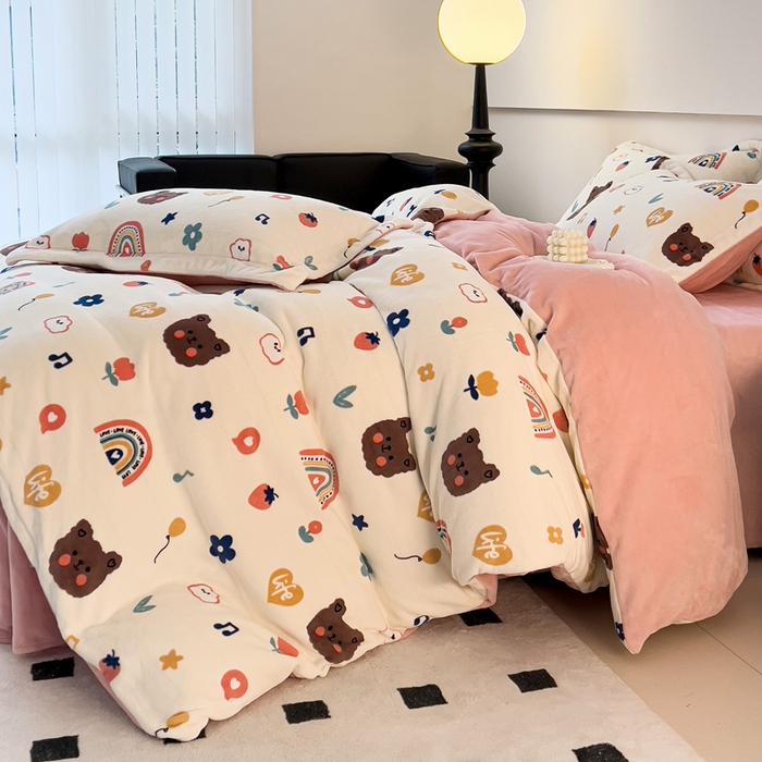 91家纺网 家纺一手货源 找家纺 富馨莱 2025新款牛奶绒印花单件被套240克面料支持一件定制尺寸 彩虹熊