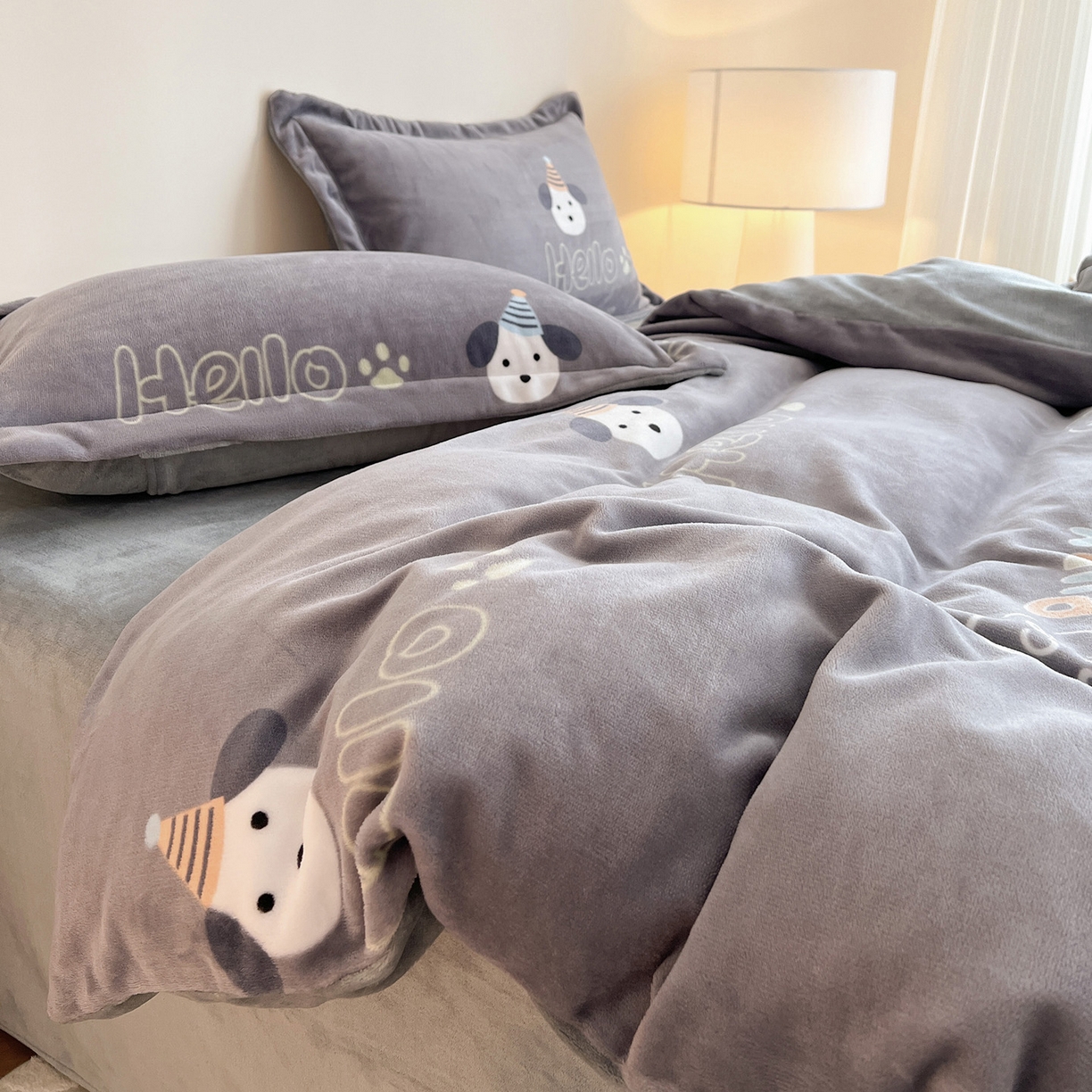 91家纺网 家纺一手货源 找家纺 富馨莱 2025新款牛奶绒印花单件被套240克面料支持一件定制尺寸 嗨皮狗