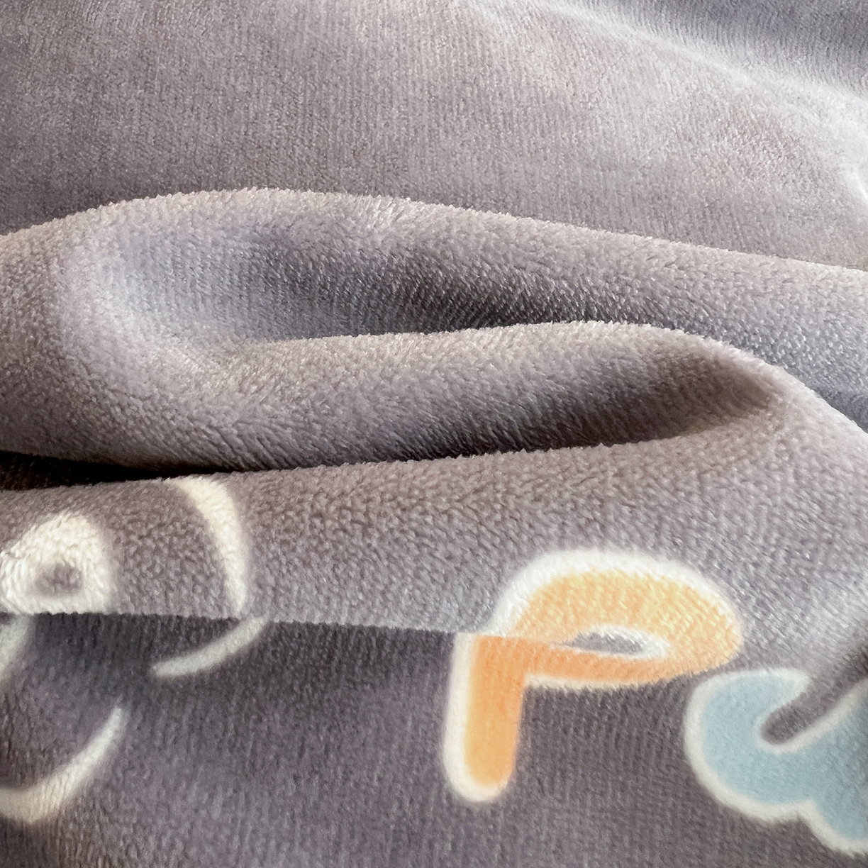 91家纺网 家纺一手货源 找家纺 富馨莱 2025新款牛奶绒印花单件被套240克面料支持一件定制尺寸 嗨皮狗