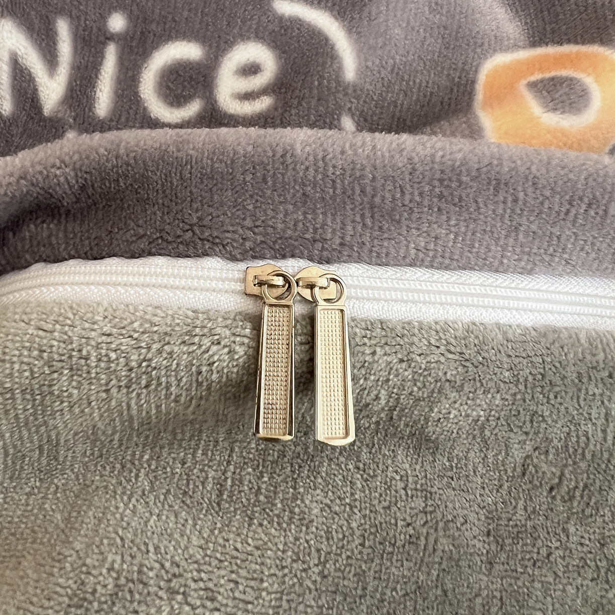 91家纺网 家纺一手货源 找家纺 富馨莱 2025新款牛奶绒印花单件被套240克面料支持一件定制尺寸 嗨皮狗