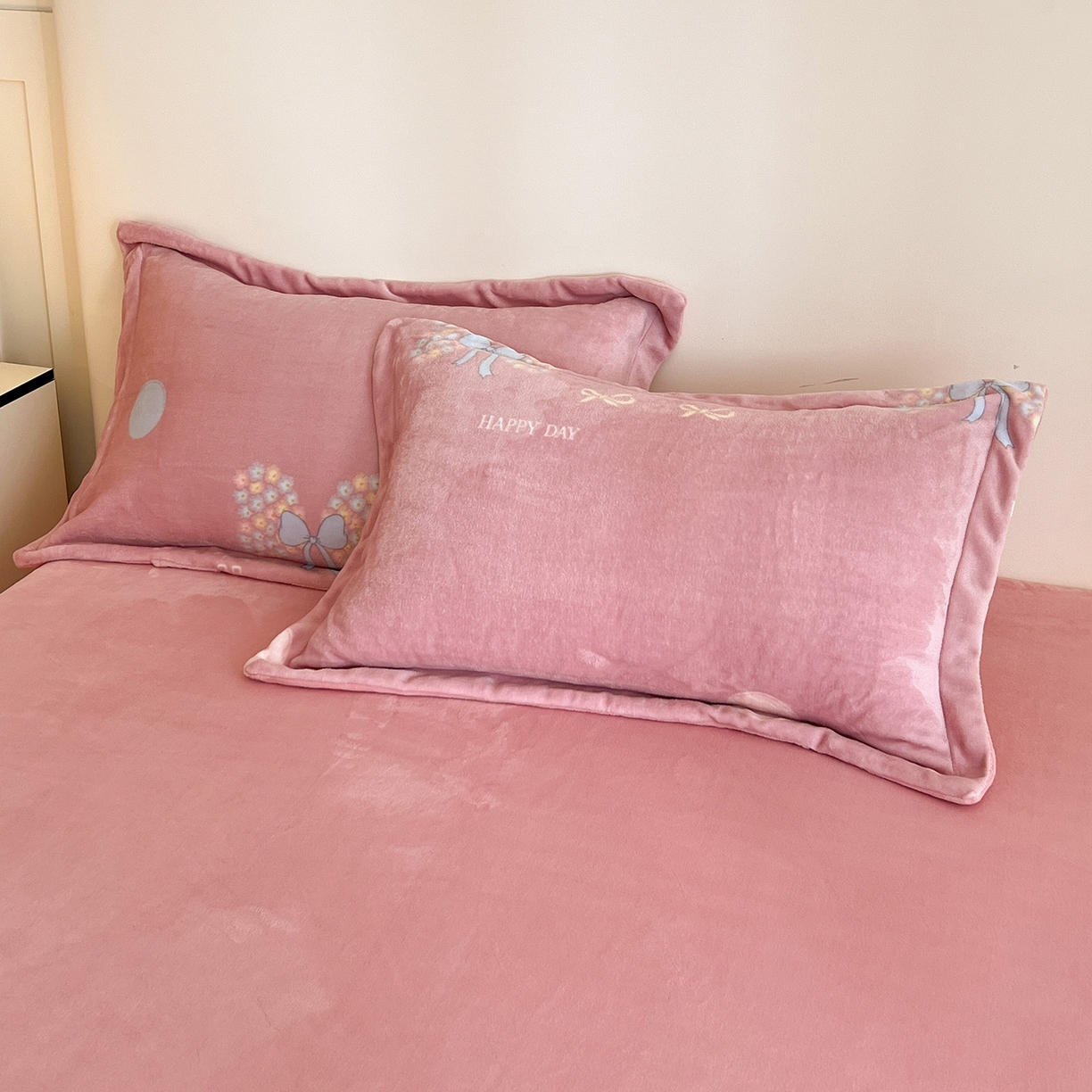 91家纺网 家纺一手货源 找家纺 富馨莱 2025新款牛奶绒印花单件被套240克面料支持一件定制尺寸 花蝶粉