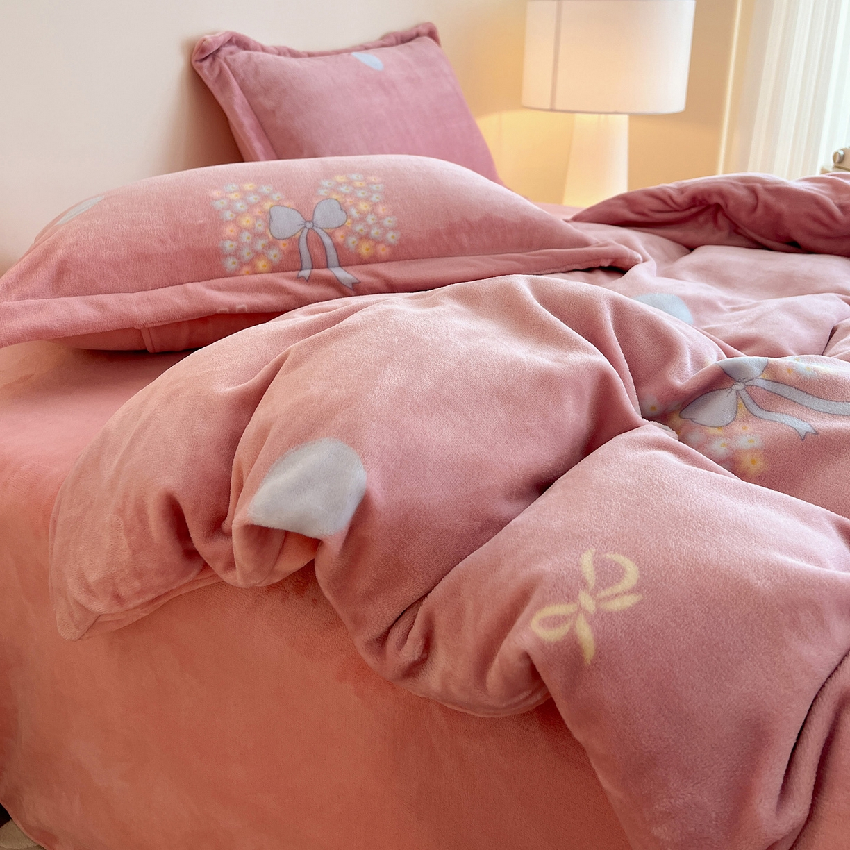 91家纺网 家纺一手货源 找家纺 富馨莱 2025新款牛奶绒印花单件被套240克面料支持一件定制尺寸 花蝶粉