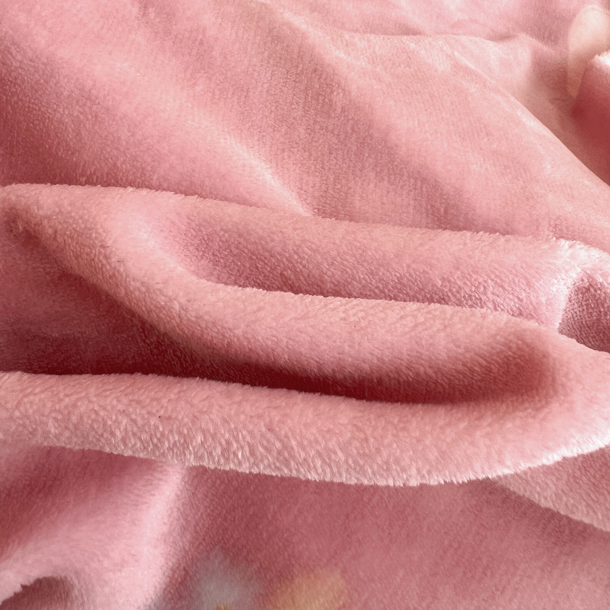 91家纺网 家纺一手货源 找家纺 富馨莱 2025新款牛奶绒印花单件被套240克面料支持一件定制尺寸 花蝶粉