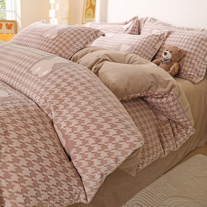 91家纺网 家纺一手货源 找家纺 富馨莱 2025新款牛奶绒印花单件被套240克面料支持一件定制尺寸 千鸟格-小熊咖