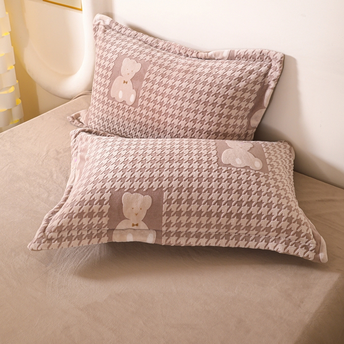 91家纺网 家纺一手货源 找家纺 富馨莱 2025新款牛奶绒印花单件被套240克面料支持一件定制尺寸 千鸟格-小熊咖