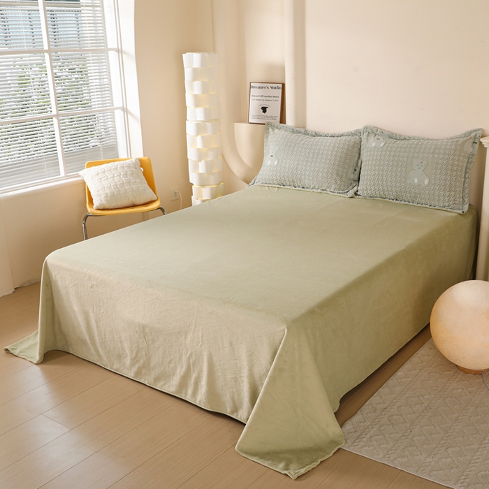 91家纺网 家纺一手货源 找家纺 富馨莱 2025新款牛奶绒印花单件被套240克面料支持一件定制尺寸 千鸟格-小熊绿