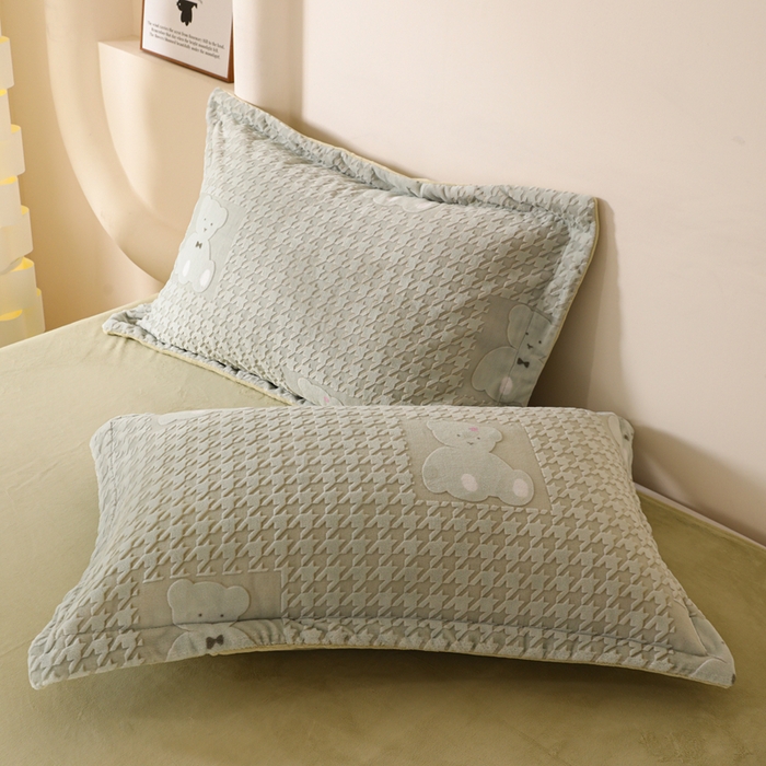 91家纺网 家纺一手货源 找家纺 富馨莱 2025新款牛奶绒印花单件被套240克面料支持一件定制尺寸 千鸟格-小熊绿