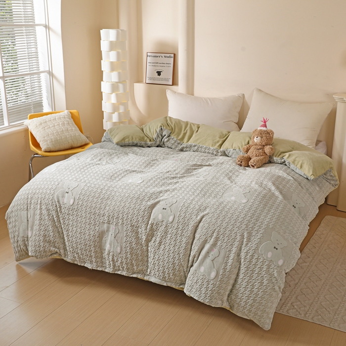 91家纺网 家纺一手货源 找家纺 富馨莱 2025新款牛奶绒印花单件被套240克面料支持一件定制尺寸 千鸟格-小熊绿