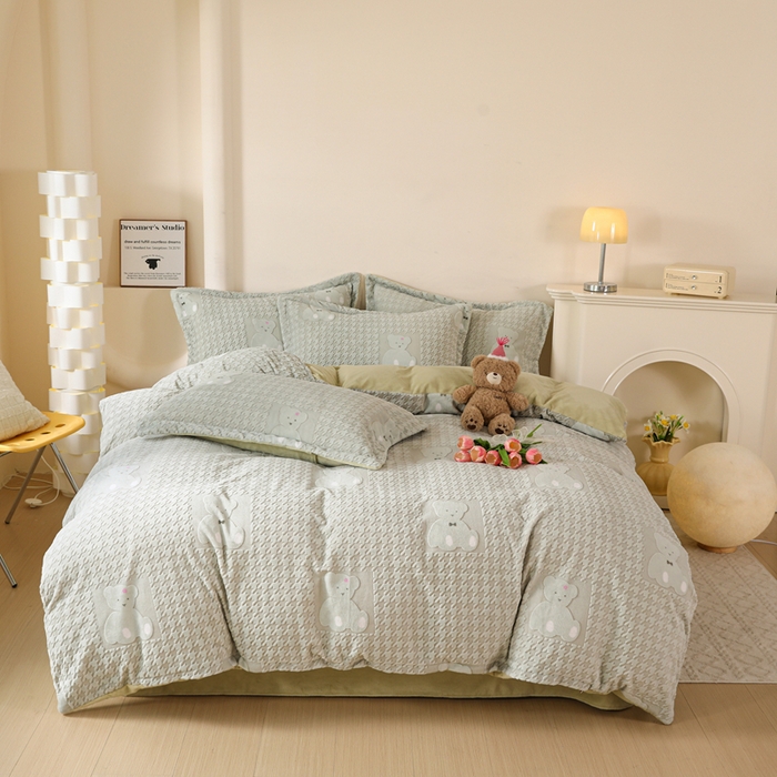 91家纺网 家纺一手货源 找家纺 富馨莱 2025新款牛奶绒印花单件被套240克面料支持一件定制尺寸 千鸟格-小熊绿