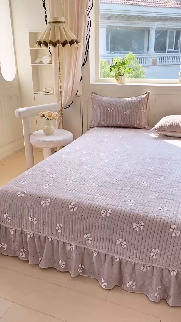 91家纺网 家纺一手货源 找家纺 尚美 2025新款豆豆绒牛奶绒大花边床盖四件套（床盖花边随机） 白色蝴蝶结卡