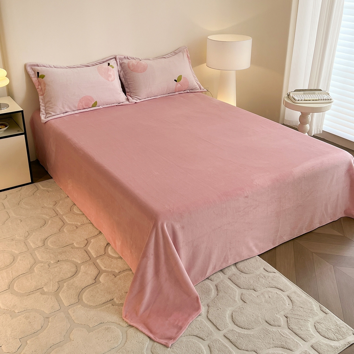 91家纺网 家纺一手货源 找家纺 富馨莱 2025新款牛奶绒印花单件被套240克面料支持一件定制尺寸 水蜜桃