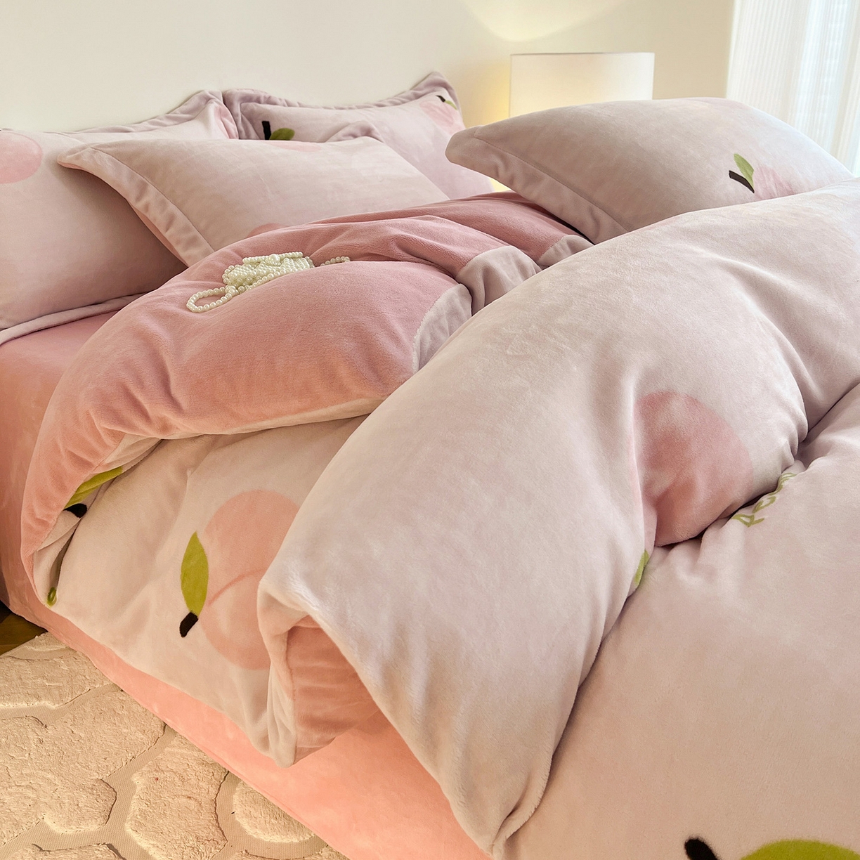 91家纺网 家纺一手货源 找家纺 富馨莱 2025新款牛奶绒印花单件被套240克面料支持一件定制尺寸 水蜜桃