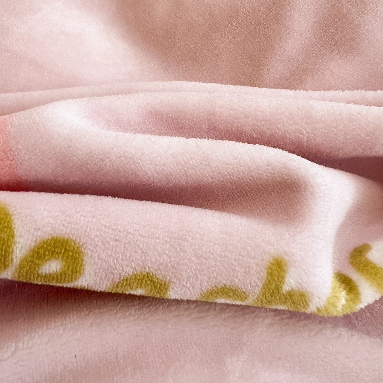 91家纺网 家纺一手货源 找家纺 富馨莱 2025新款牛奶绒印花单件被套240克面料支持一件定制尺寸 水蜜桃