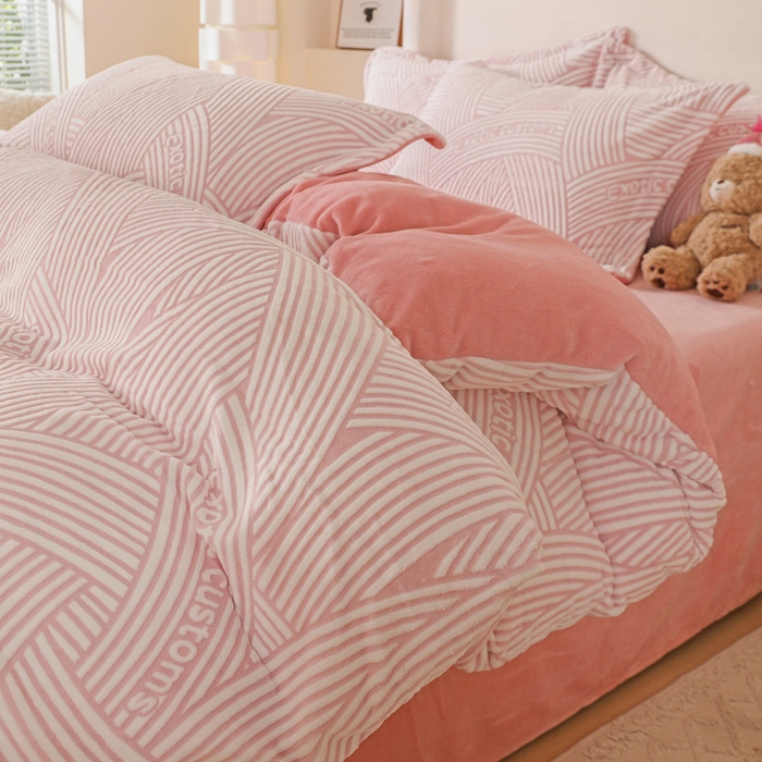 91家纺网 家纺一手货源 找家纺 富馨莱 2025新款牛奶绒印花单件被套240克面料支持一件定制尺寸 斯洛特-粉