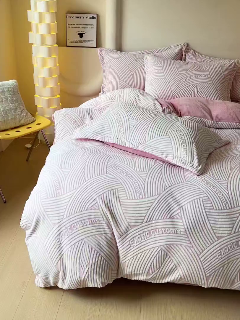 91家纺网 家纺一手货源 找家纺 富馨莱 2025新款牛奶绒印花单件被套240克面料支持一件定制尺寸 斯洛特-粉