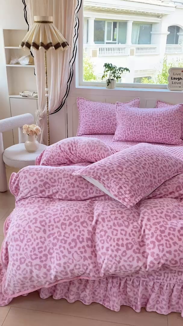 91家纺网 家纺一手货源 找家纺 尚美 2025新款豆豆绒牛奶绒大花边床盖四件套（床盖花边随机） 粉豹纹