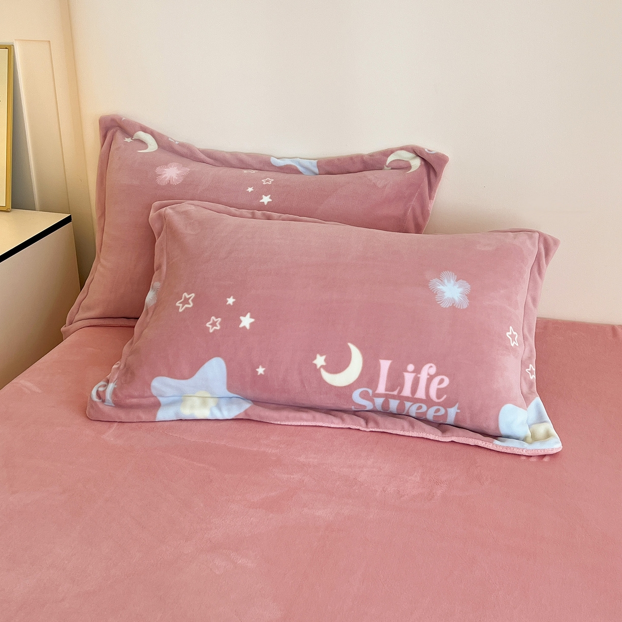 91家纺网 家纺一手货源 找家纺 富馨莱 2025新款牛奶绒印花单件被套240克面料支持一件定制尺寸 星光闪闪