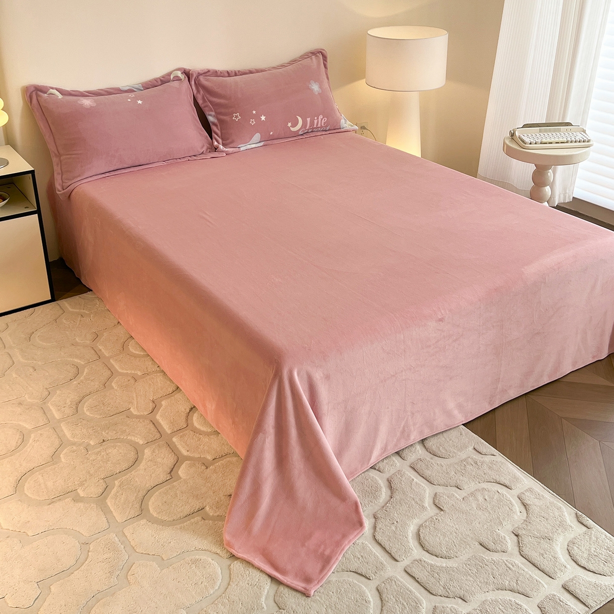 91家纺网 家纺一手货源 找家纺 富馨莱 2025新款牛奶绒印花单件被套240克面料支持一件定制尺寸 星光闪闪