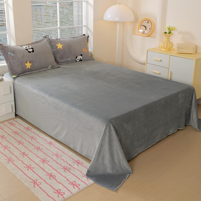 91家纺网 家纺一手货源 找家纺 富馨莱 2025新款牛奶绒印花单件被套240克面料支持一件定制尺寸 熊猫-灰