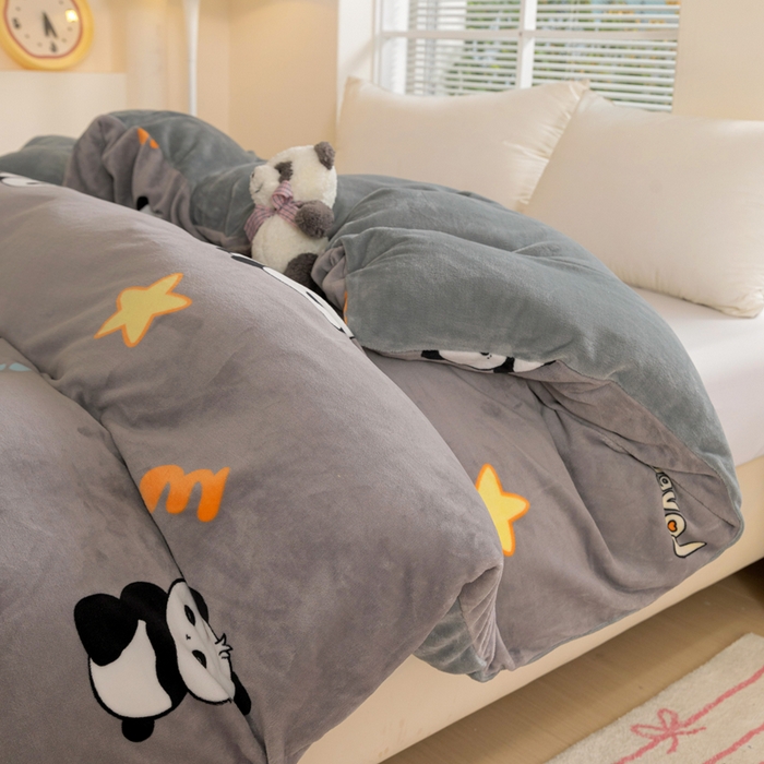 91家纺网 家纺一手货源 找家纺 富馨莱 2025新款牛奶绒印花单件被套240克面料支持一件定制尺寸 熊猫-灰