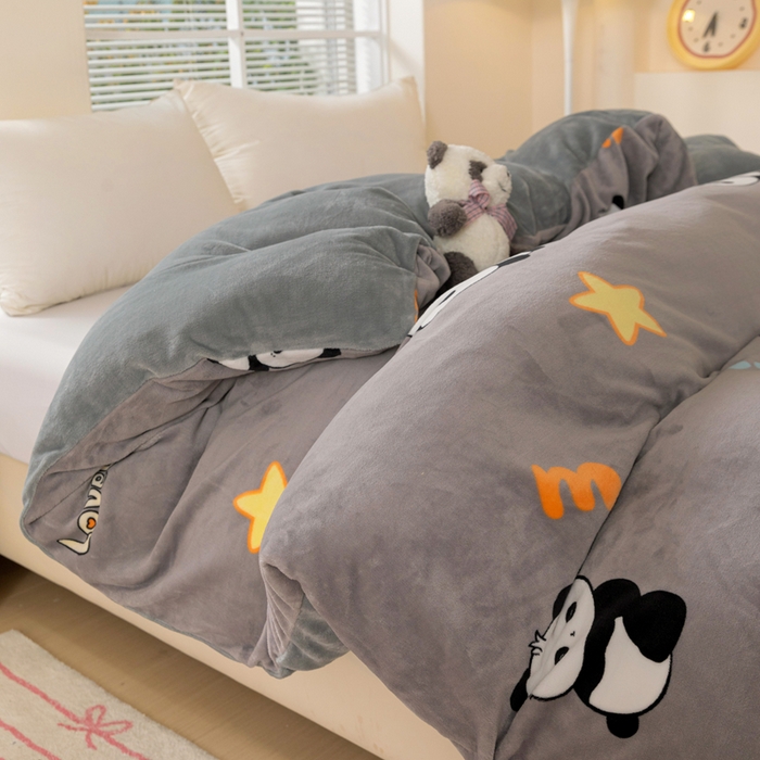 91家纺网 家纺一手货源 找家纺 富馨莱 2025新款牛奶绒印花单件被套240克面料支持一件定制尺寸 熊猫-灰