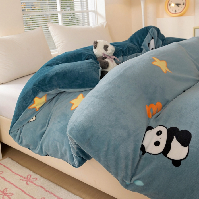 91家纺网 家纺一手货源 找家纺 富馨莱 2025新款牛奶绒印花单件被套240克面料支持一件定制尺寸 熊猫-蓝