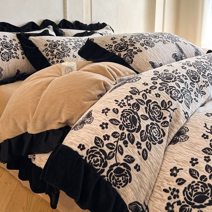 91家纺网 家纺一手货源 找家纺 佳品居 2025新款法式复古雕花绒四件套 蝶恋花语