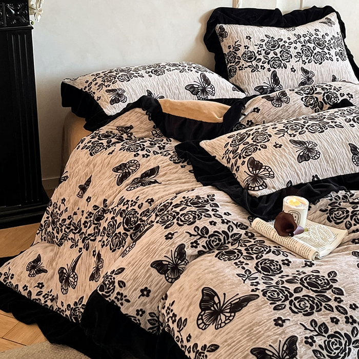 91家纺网 家纺一手货源 找家纺 佳品居 2025新款法式复古雕花绒四件套 蝶恋花语