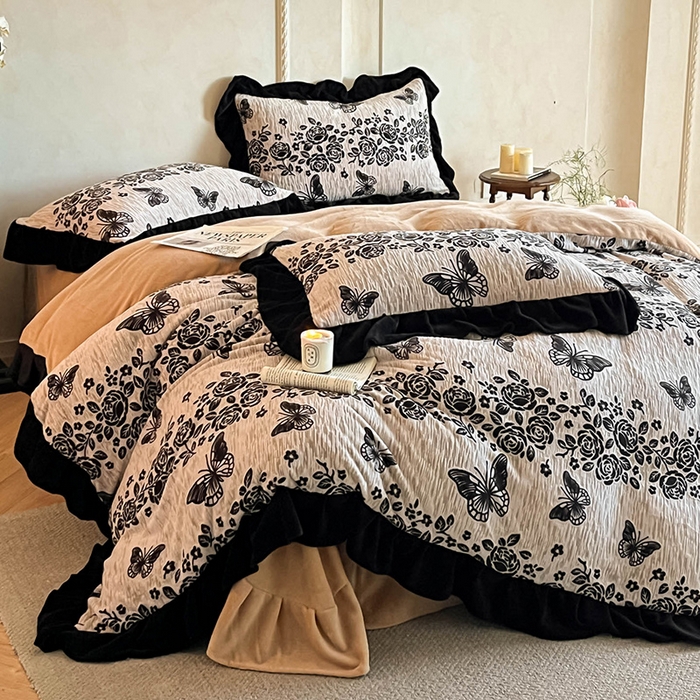 91家纺网 家纺一手货源 找家纺 佳品居 2025新款法式复古雕花绒四件套 蝶恋花语