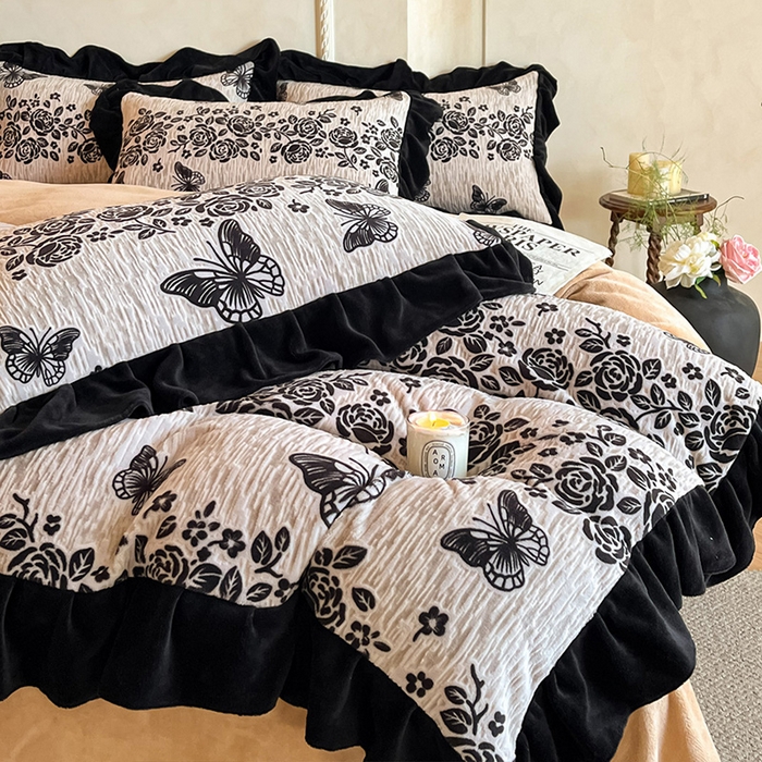 91家纺网 家纺一手货源 找家纺 佳品居 2025新款法式复古雕花绒四件套 蝶恋花语